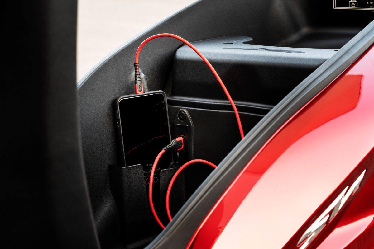 ΕΝΣΩΜΑΤΩΜΕΝΗ ΘΥΡΑ ΦΟΡΤΙΣΗΣ USB